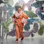 Ela pode ter anunciado sua saída do Bake Off, mas Dame Prue Leith não mostrou sinais de desaceleração ao subir à passarela para o show Vin + Omi na terça-feira