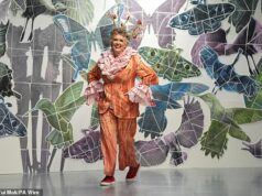 Prue Leith, 85, chega à passarela do desfile da Vin + Omi na London Fashion Week depois de sair do Bake Off, enquanto os apresentadores Alison Hammond e Matt Lucas vão para a primeira fila para mostrar seu apoio Ela pode ter anunciado sua saída do Bake Off, mas Dame Prue Leith não mostrou sinais de desaceleração ao subir à passarela para o show Vin + Omi na terça-feira