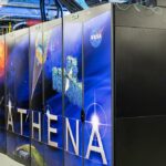 Dois trabalhadores de TI em uma sala de servidores de supercomputadores