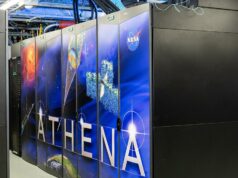 Quais computadores a NASA usa? Dois trabalhadores de TI em uma sala de servidores de supercomputadores