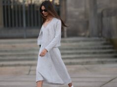 Quando quero parecer mais magra, sempre volto para esses 13 vestidos Aline Kaplan vestindo calças jeans azuis de perna larga Baum & Pferdgarten e outras histórias blusa cortada com padrão de flores brancas e salto laranja de verão e tons laranja preto Mango em 06 de junho de 2023 em Berlim, Alemanha.