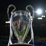 O coproprietário do Manchester United, Sir Jim Ratcliffe, observa durante a partida da Premier League entre Wolverhampton Wanderers e Manchester United em Molineux, em 8 de dezembro de 2025