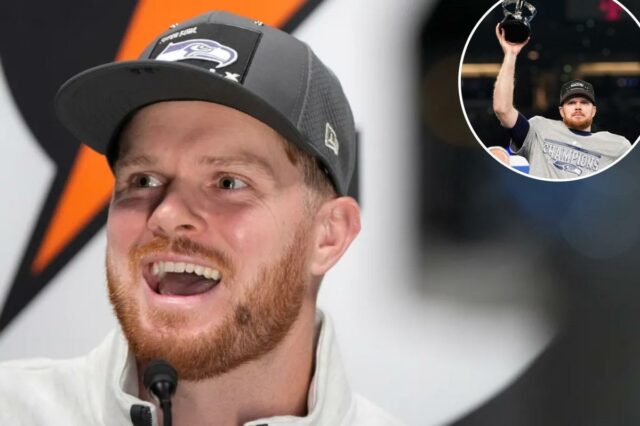 O quarterback do Seattle Seahawks, Sam Darnold, fala durante a noite de abertura do Super Bowl.