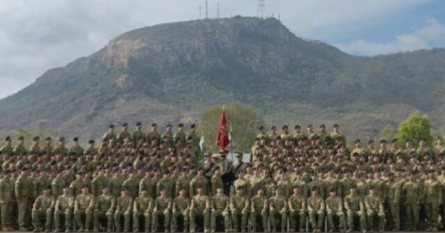 Quase 100 soldados ficaram feridos após foto de grupo dar Quase 100 membros das Forças de Defesa Australianas ficaram feridos enquanto tiravam uma foto de grupo após o colapso de uma arquibancada no norte de Queensland.