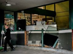 Quatro ficam feridos depois que homem bate carro em supermercado na Califórnia Um funcionário varre vidros quebrados na frente de um supermercado Safeway depois que um veículo bateu na entrada.