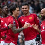 Casemiro comemora com seus companheiros durante a partida de futebol da Premier League entre Manchester United e Fulham, em Old Trafford, em Manchester, Inglaterra, em 2026.