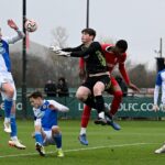 Jason Wilcox, Omar Berrada e Sir Jim Ratcliffe nas arquibancadas.