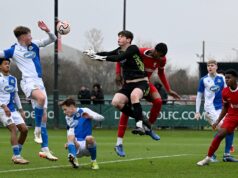Quem é Salomão Honor? Man Utd contrata ex-jovem do Man City para a academia Jason Wilcox, Omar Berrada e Sir Jim Ratcliffe nas arquibancadas.