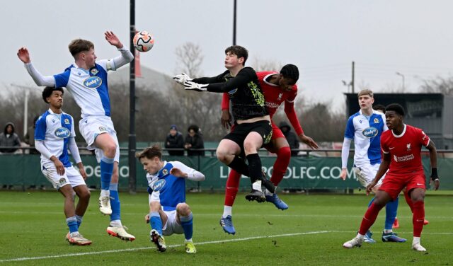 Jason Wilcox, Omar Berrada e Sir Jim Ratcliffe nas arquibancadas.