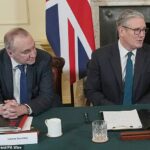 O secretário de gabinete, Sir Chris Wormald, e o primeiro-ministro, Sir Keir Starmer, em uma reunião de gabinete no início deste ano