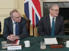 Quem está no comando do trem barulhento? O Governo não tem agora chefe de gabinete, secretário de gabinete ou chefe de comunicações – e o primeiro-ministro disse preocupar-se mais com o código de vestimenta nas reuniões do que com as políticas O secretário de gabinete, Sir Chris Wormald, e o primeiro-ministro, Sir Keir Starmer, em uma reunião de gabinete no início deste ano