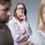 Querida Abby: A esposa de um amigo continua se intrometendo em meu relacionamento - e estou chegando ao limite