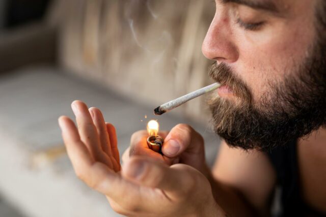 Querida Abby: Estou preocupado com a quantidade de maconha que meus parentes fumam
