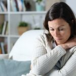 Querida Abby: Meu colega de grupo comunitário é casado com um agressor sexual