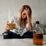 Querida Abby: Minha amiga deficiente está à beira da rua enquanto lida com uma irmã alcoólatra