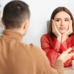 Querida Abby: Minha amiga me domina em todas as reuniões sociais