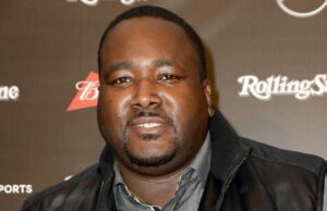Quinton Aaron está ‘com um humor jovial’ após um derrame espinhal, diz a família GettyImages-1416027920-Quinton-Aarons-Family-Shares-Positive-Update-After-His-Spinal-Stroke.jpg