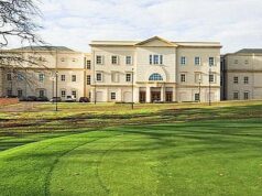 Quinze funcionários de um hospital de saúde mental são presos sob acusações de estupro, maus-tratos e negligência Quinze funcionários do hospital de saúde mental St Andrew's Healthcare (foto) em Northampton foram presos após alegações de estupro, maus-tratos e negligência