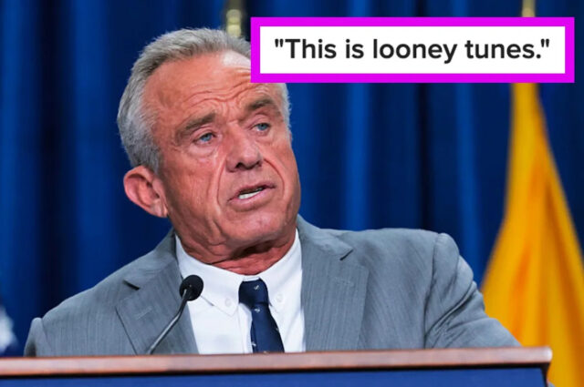 Uma pessoa de terno e gravata está falando em um ambiente interno, possivelmente entregando notícias ou fazendo uma declaração