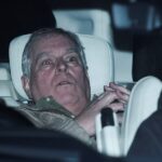 Andrew Mountbatten-Windsor deixa a delegacia de polícia de Aylsham depois de ser libertado da custódia na quinta-feira