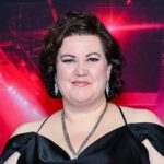 Rachel Reid adia data de lançamento do próximo livro de 'Rivalidade acalorada' devido à doença de Parkinson