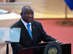 Ramaphosa, da África do Sul, diz que tropas serão enviadas para combater gangues criminosas Moradores observam enquanto a polícia monta guarda enquanto o presidente sul-africano Cyril Ramaphosa visita o Hanover Park, repleto de crimes, para lançar uma nova unidade anti-gangues, na Cidade do Cabo, África do Sul, em 2 de novembro de 2018. REUTERS/Mike Hutchings