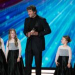 Matthew Stafford aceitando o prêmio de Jogador Mais Valioso da AP com quatro meninas.