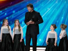 Rams QB Matthew Stafford diz que estará de volta na próxima temporada Matthew Stafford aceitando o prêmio de Jogador Mais Valioso da AP com quatro meninas.