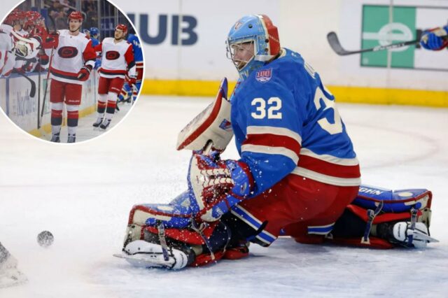 O goleiro do New York Rangers, Jonathan Quick (32), desviando o disco durante um jogo contra o Carolina Hurricanes.