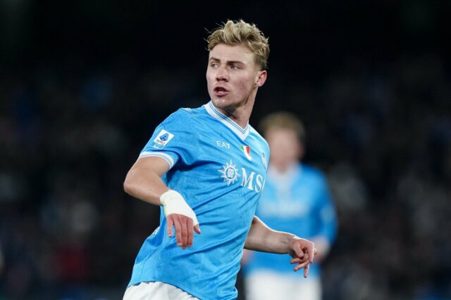 Rasmus Hojlund treinando com Scott McTominay no Napoli