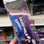 Razão surpreendente pela qual as lojas do Reino Unido estão trancando seus chocolates