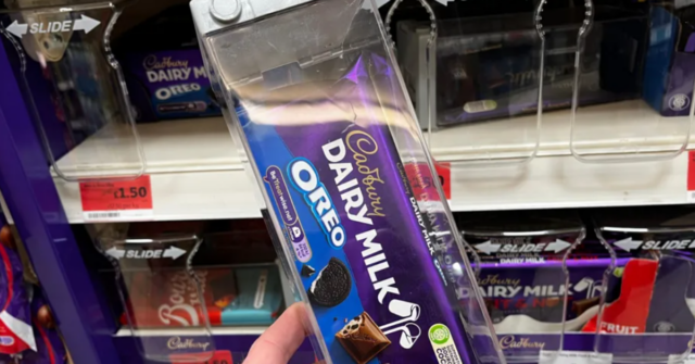 Razão surpreendente pela qual as lojas do Reino Unido estão trancando seus chocolates
