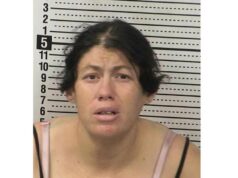 Recém-nascido se afogou depois que a mãe supostamente a ‘deixou cair’ em um banheiro portátil Nicole Pokrzywa e William Cosmen Mugshot separados