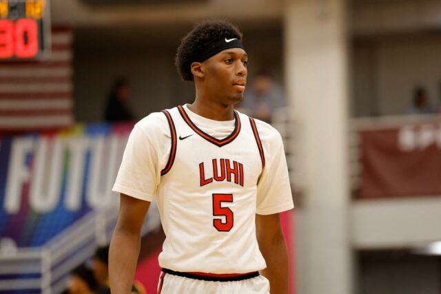 Recruta cinco estrelas do basquete de Nova York se compromete com a UNC
