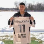 O jogador do Red Bull New York, Ruvalcaba, segura sua camisa 11 em um campo nevado.