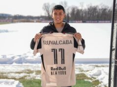 Red Bulls contratam Jorge Ruvalcaba pela taxa de transferência recorde de US$ 6,5 milhões O jogador do Red Bull New York, Ruvalcaba, segura sua camisa 11 em um campo nevado.