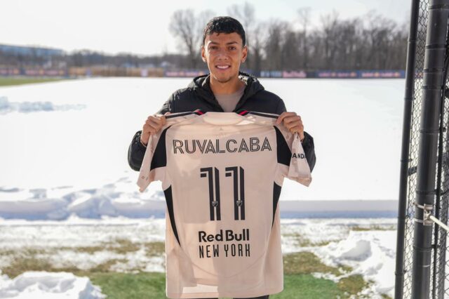 O jogador do Red Bull New York, Ruvalcaba, segura sua camisa 11 em um campo nevado.