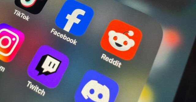 Reddit e Discord estão com problemas por causa do polêmico Reddit e Discord estão com problemas por causa do polêmico serviço de verificação de idade | Ícones de aplicativos vistos na tela do iPhone