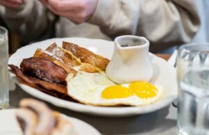 Rede de restaurantes nostálgicos para café da manhã vende negócios após 78 anos Bob Evans Restaurants é adquirido pela 4x4 Capital.Shutterstock