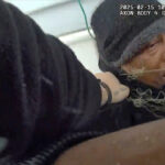 Esta imagem do vídeo da câmera corporal fornecido pelo Departamento de Polícia de Buffalo mostra Nurul Amin Shah Alam, no centro, liderado por policiais de Buffalo após ser preso sob a acusação de agressão, roubo e dano criminal em Buffalo, NY, em 15 de fevereiro de 2025. (Departamento de Polícia de Buffalo via AP)