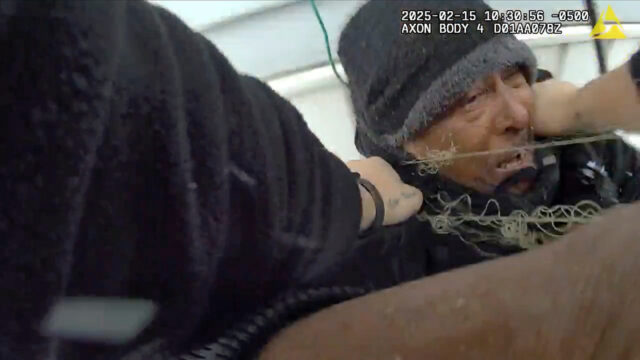 Esta imagem do vídeo da câmera corporal fornecido pelo Departamento de Polícia de Buffalo mostra Nurul Amin Shah Alam, no centro, liderado por policiais de Buffalo após ser preso sob a acusação de agressão, roubo e dano criminal em Buffalo, NY, em 15 de fevereiro de 2025. (Departamento de Polícia de Buffalo via AP)