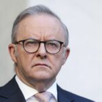 O primeiro-ministro Anthony Albanese durante uma conferência de imprensa no Parlamento em Canberra na terça-feira, 13 de janeiro de 2026. fedpol Foto: Alex Ellinghausen
