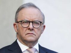 Regime iraniano está ‘sem legitimidade’, diz Albanese após ataques dos EUA O primeiro-ministro Anthony Albanese durante uma conferência de imprensa no Parlamento em Canberra na terça-feira, 13 de janeiro de 2026. fedpol Foto: Alex Ellinghausen