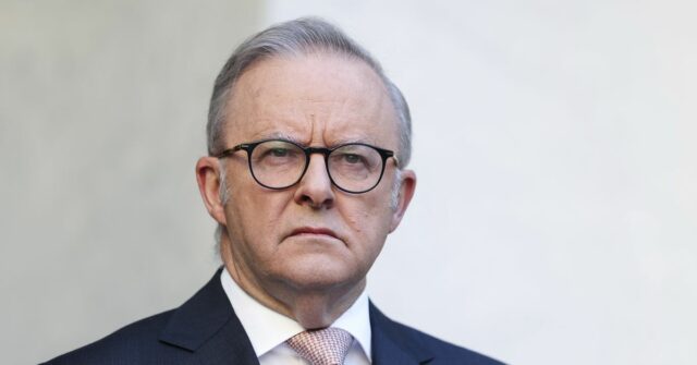 O primeiro-ministro Anthony Albanese durante uma conferência de imprensa no Parlamento em Canberra na terça-feira, 13 de janeiro de 2026. fedpol Foto: Alex Ellinghausen