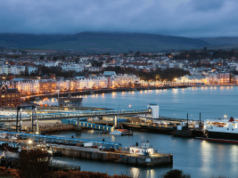 Regulador da Ilha de Man multa operadora de jogos de azar em US$ 273 mil por falhas de AML O regulador da Ilha de Man multa a operadora de jogos de azar em US$ 273 mil por falhas de AML. Paisagem urbana da Ilha de Man à noite perto do porto