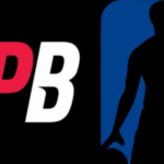 AGCO decide suspender a PointsBet devido a grandes falhas nas apostas da NBA. Letras “PB” vermelhas e brancas em um fundo preto aparecem ao lado de uma silhueta preta de um jogador de basquete driblando dentro de um retângulo vertical azul e vermelho.