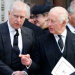 Príncipe André e Rei Carlos III conversando.