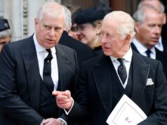 Rei Charles fala sobre a prisão do ex-príncipe Andrew Príncipe André e Rei Carlos III conversando.