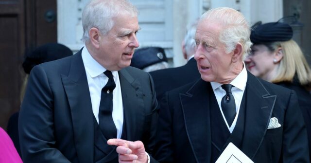 Príncipe Andrew, Duque de York, Rei Carlos III e Príncipe William, Príncipe de Gales 