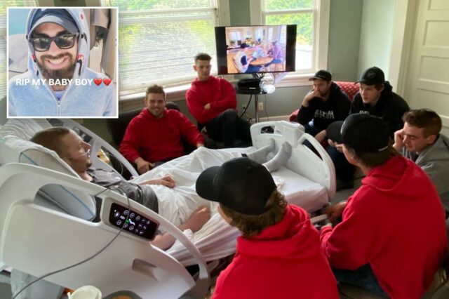 Markus Schouten deitado numa cama de hospital rodeado de amigos e familiares.